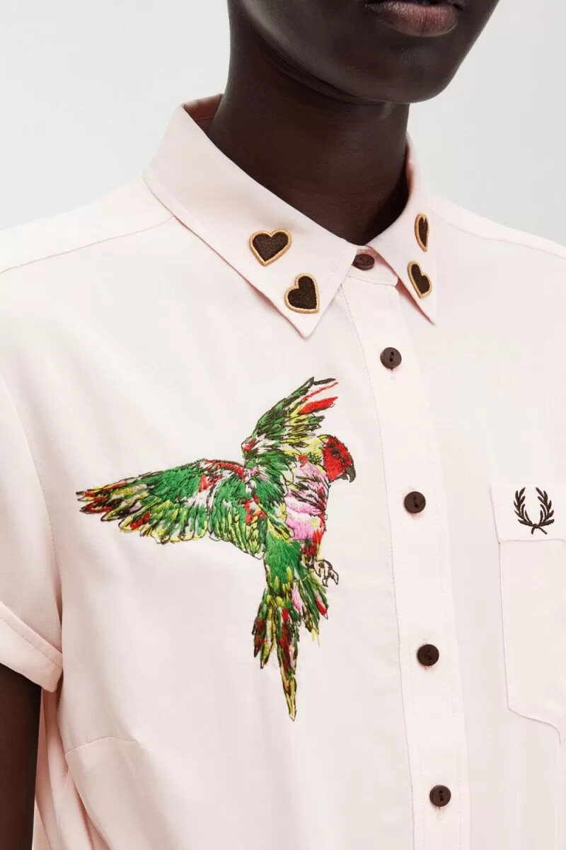 fred perry damenbluse mit stickerei und bindeband vorne milchrosa