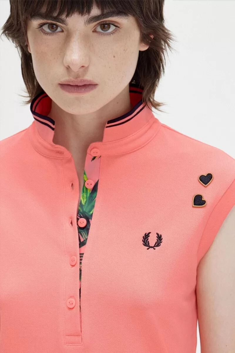 fred perry damenkleid aus piqué mit printbesatz korallenrot