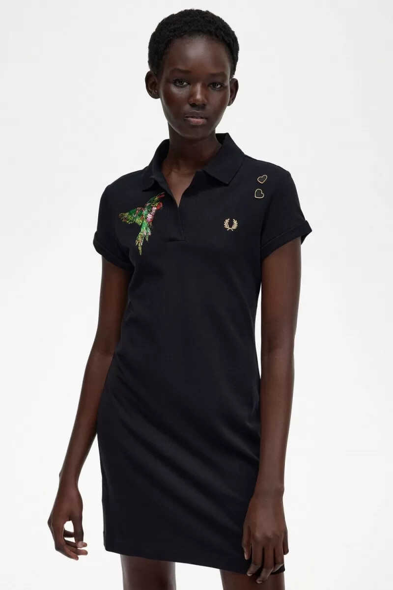 schwarzes damenkleid aus besticktem piqué von fred perry