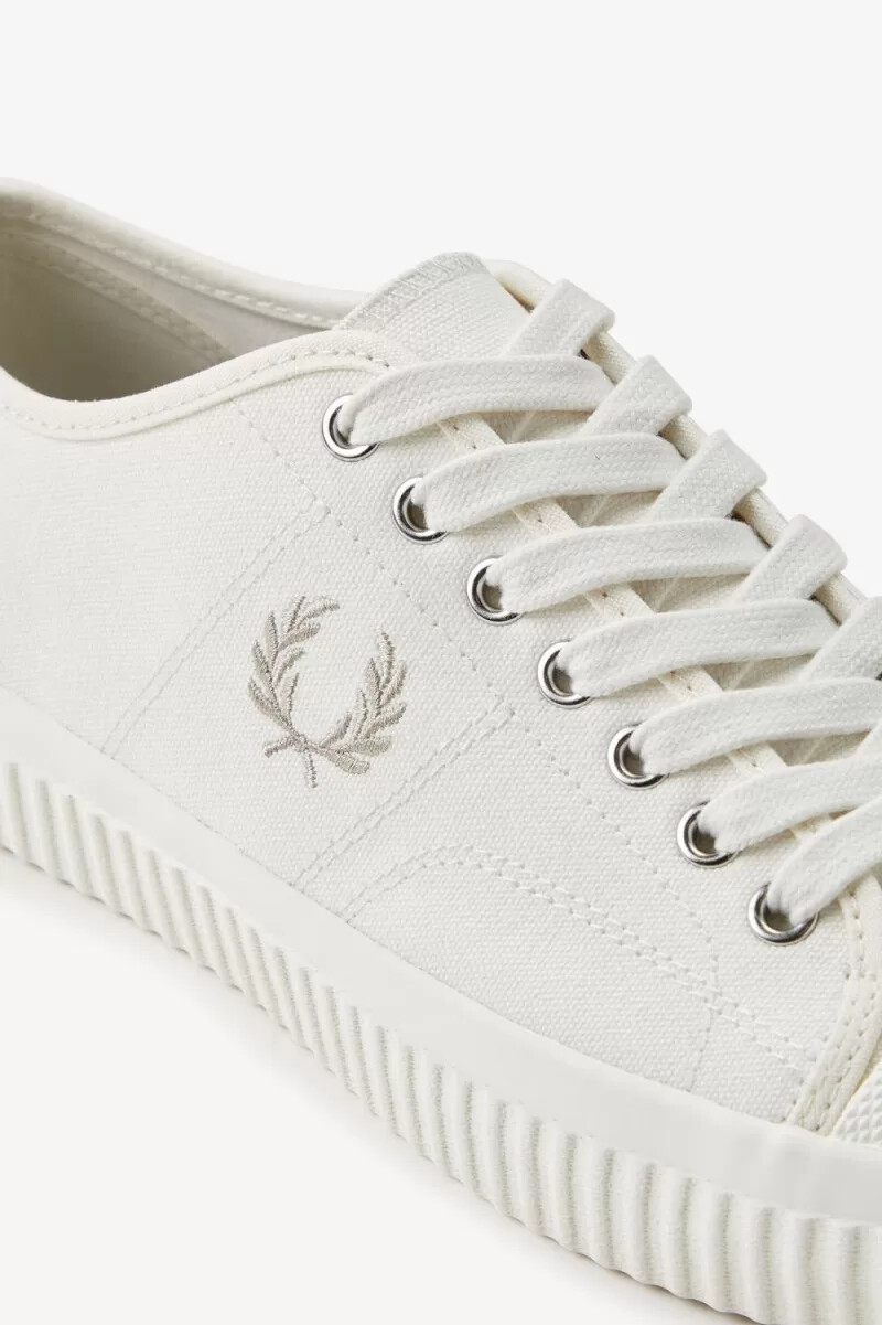 fred perry low hughes damen-sneaker hellbeige haferflocken