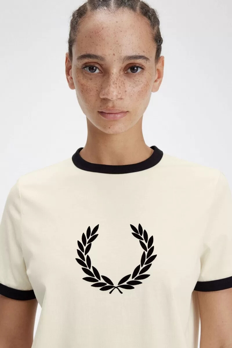 fred perry damen-t-shirt mit lorbeerkranz-motiv beflockt beige