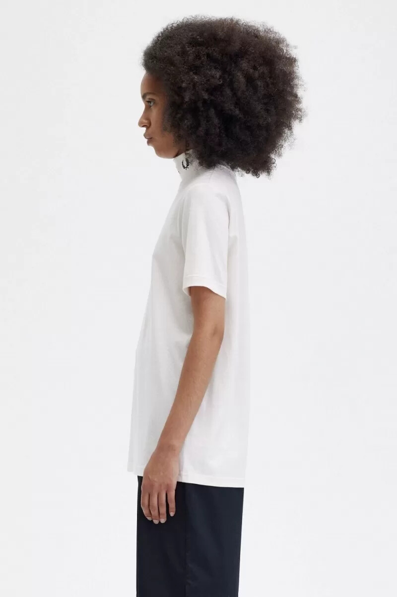 fred perry damen-t-shirt mit lorbeerkranz und hohem kragen seidig-pfirsichfarben