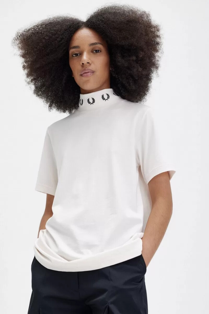 fred perry damen-t-shirt mit lorbeerkranz und hohem kragen seidig-pfirsichfarben