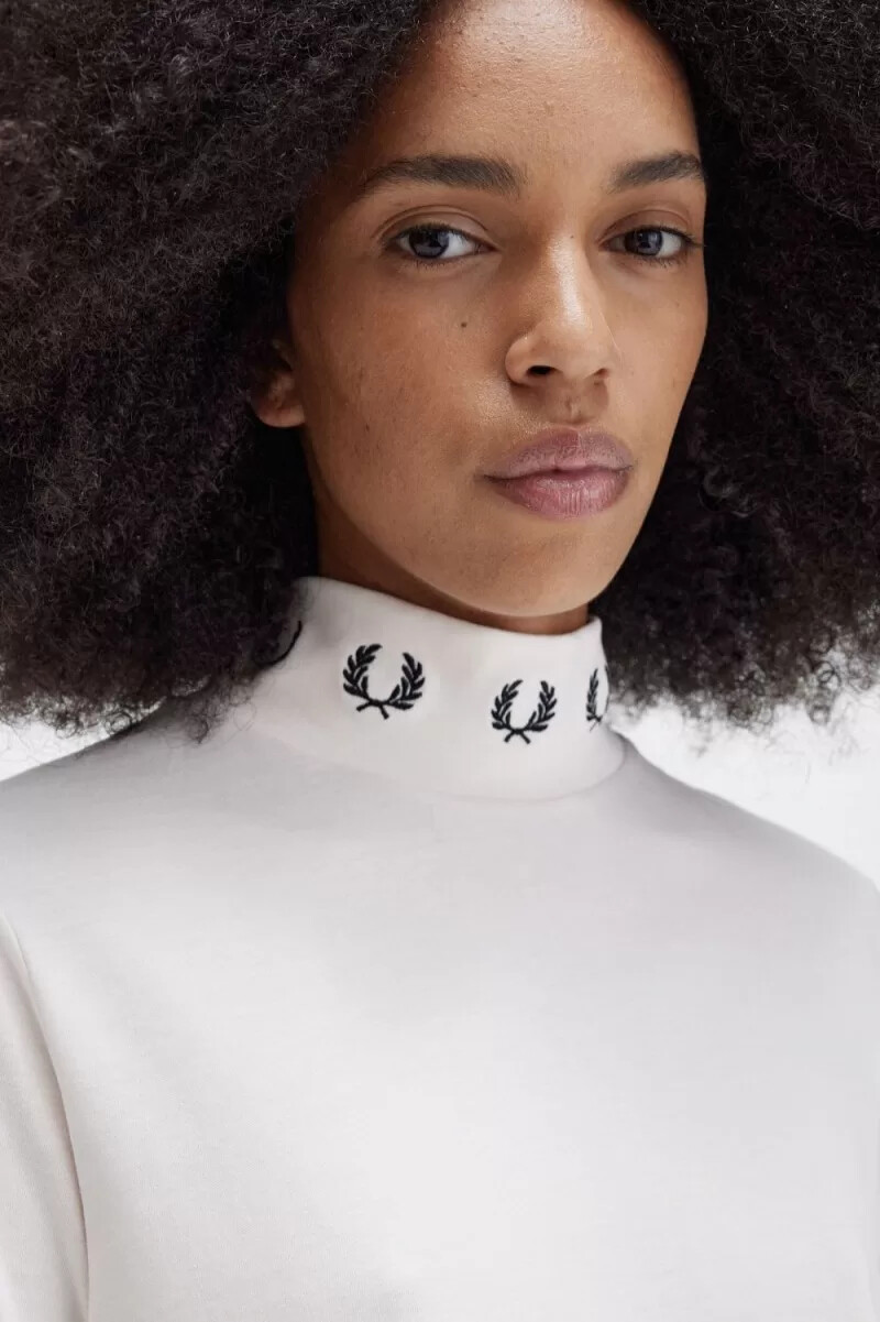 fred perry damen-t-shirt mit lorbeerkranz und hohem kragen seidig-pfirsichfarben