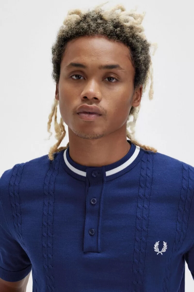 fred perry herrenhemd mit zopfmuster und henley-laufband französischblau