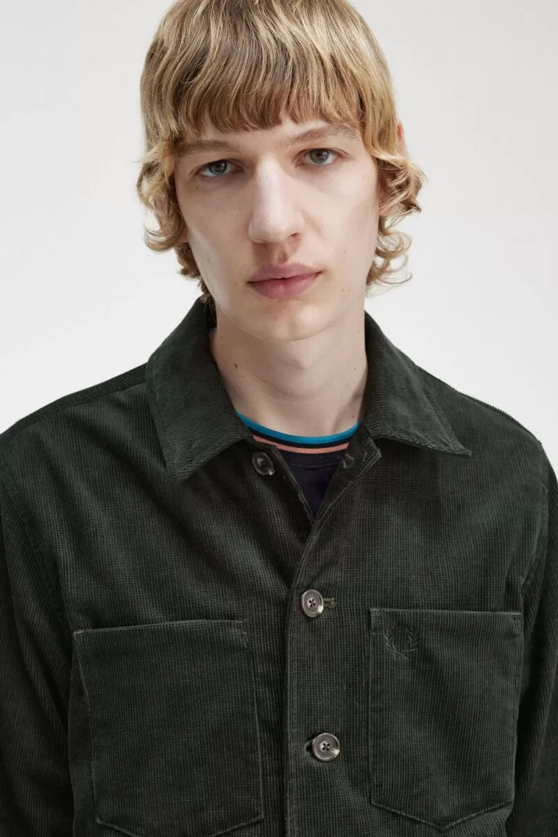 fred perry herrenhemd mit waffelcord-muster nachtgrün