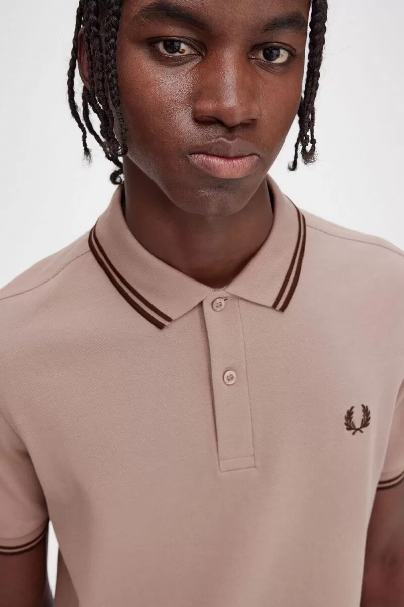 fred perry m3600 herrenhemd dunkelrosa gebrannter tabak