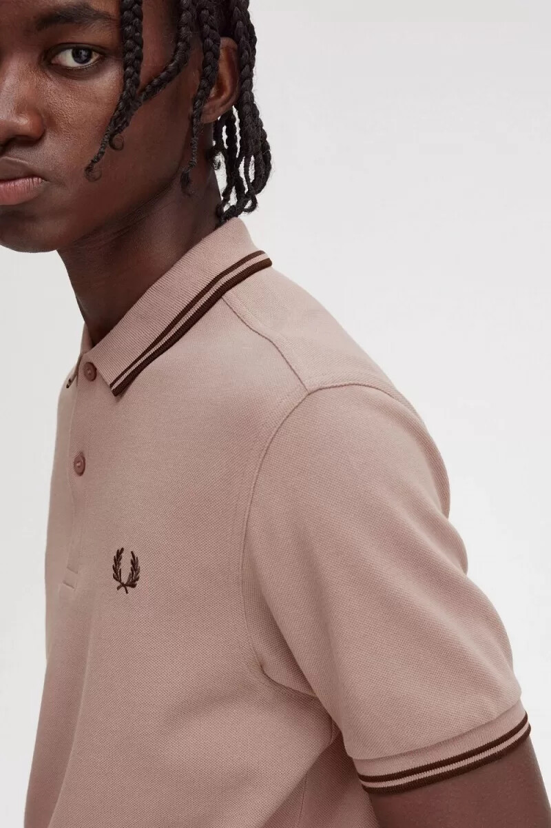 fred perry m3600 herrenhemd dunkelrosa gebrannter tabak