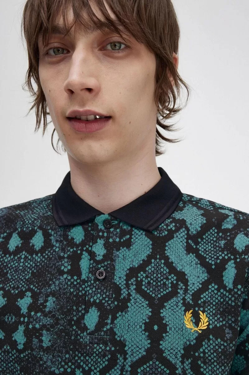 fred perry herrenhemd mit schlangenmuster tiefmint