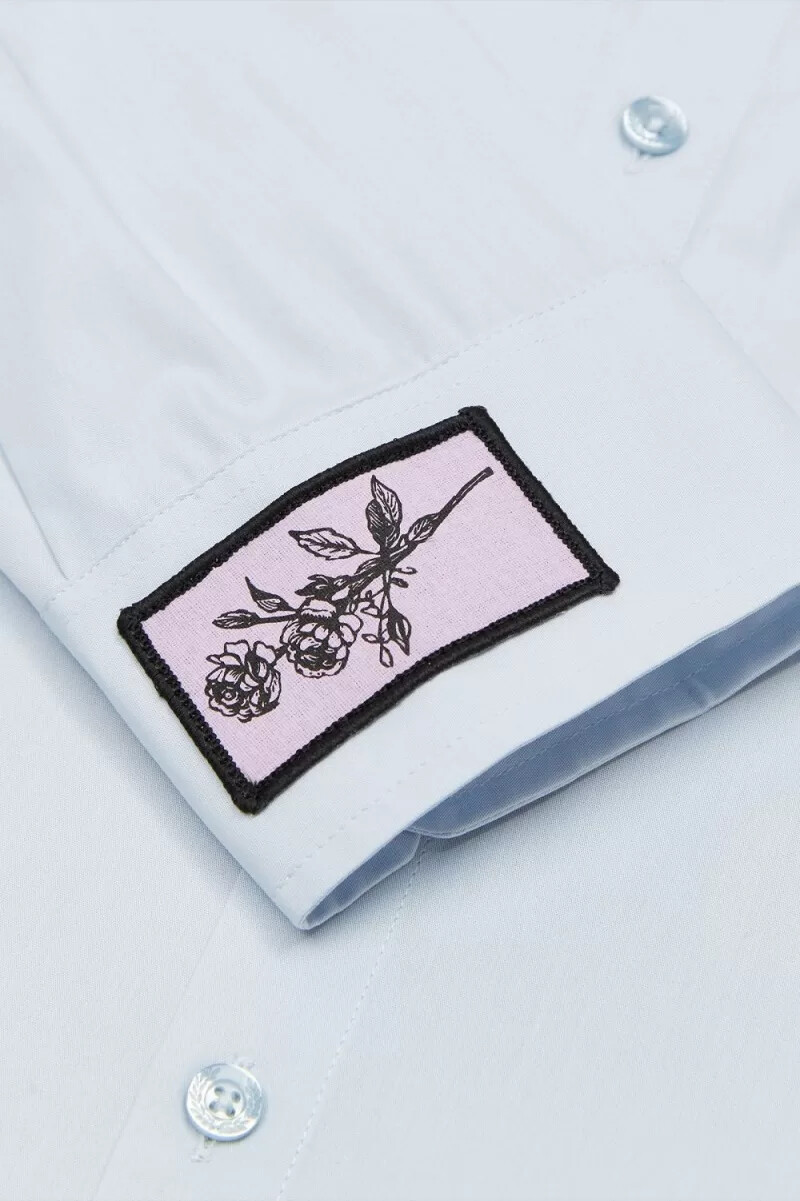fred perry herrenhemd mit übergroßen aufnähern wolkenblau