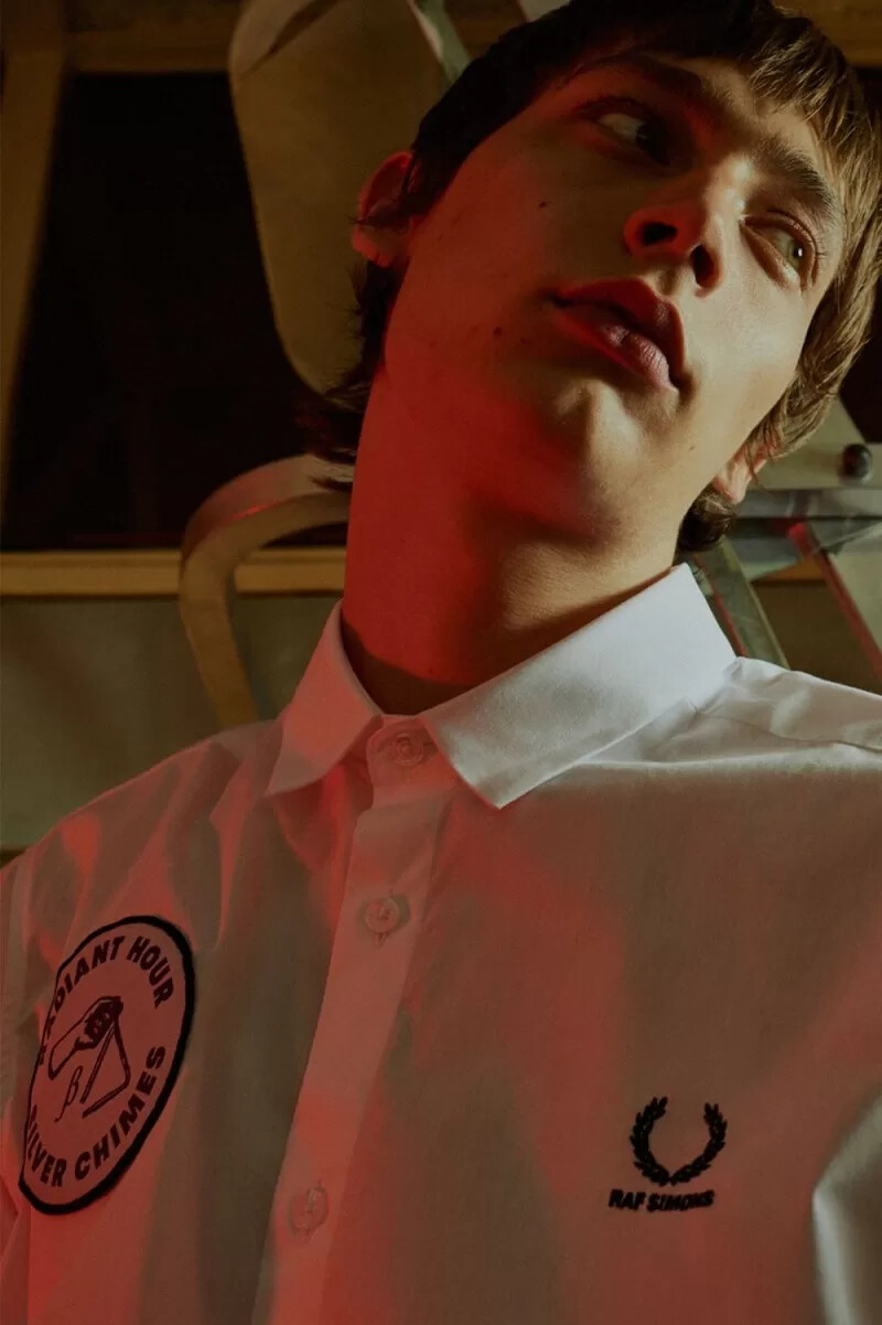 fred perry herrenhemd mit übergroßen aufnähern wolkenblau