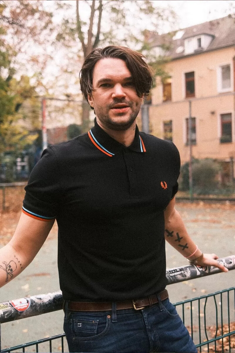 fred perry m12 herrenhemd schwarz hamburg himmelblau orange sprühfarbe