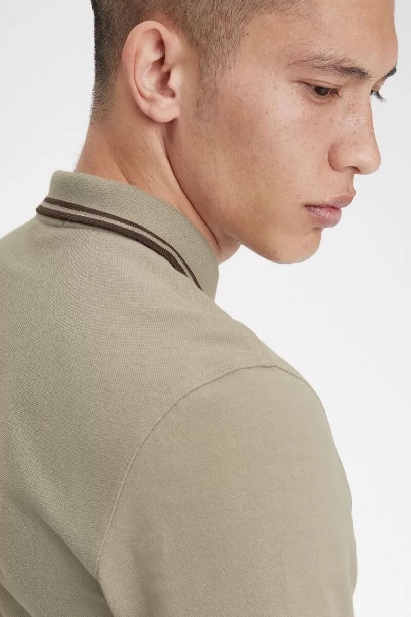 fred perry m3636 herrenhemd warmgrau dunkelrot