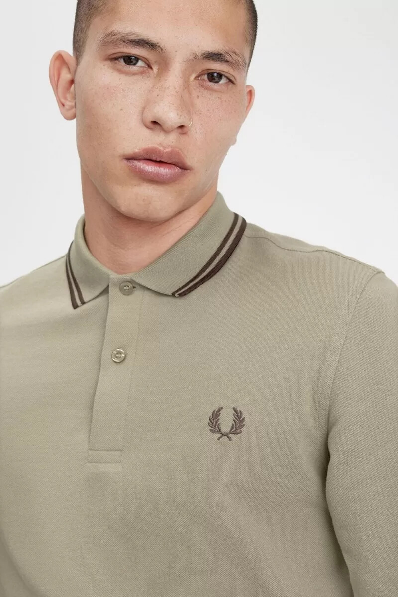 fred perry m3636 herrenhemd warmgrau dunkelrot
