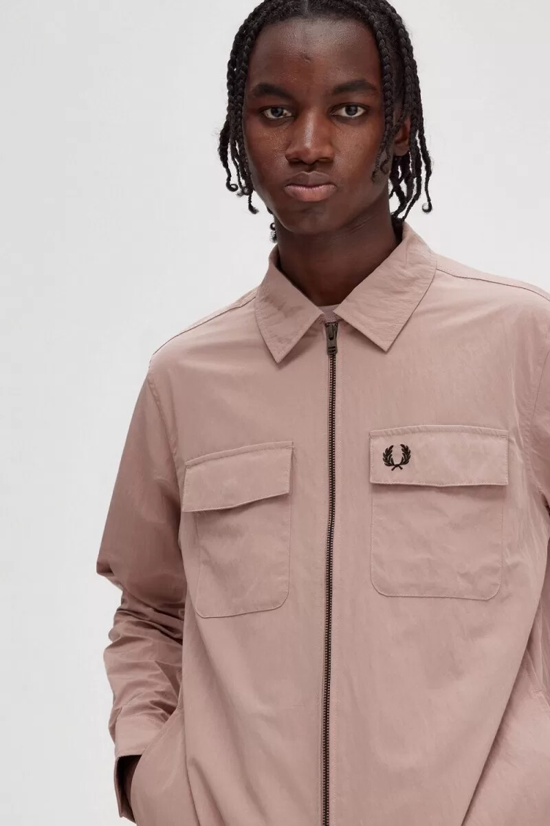 fred perry herrenhemd mit reißverschluss dunkelrosa
