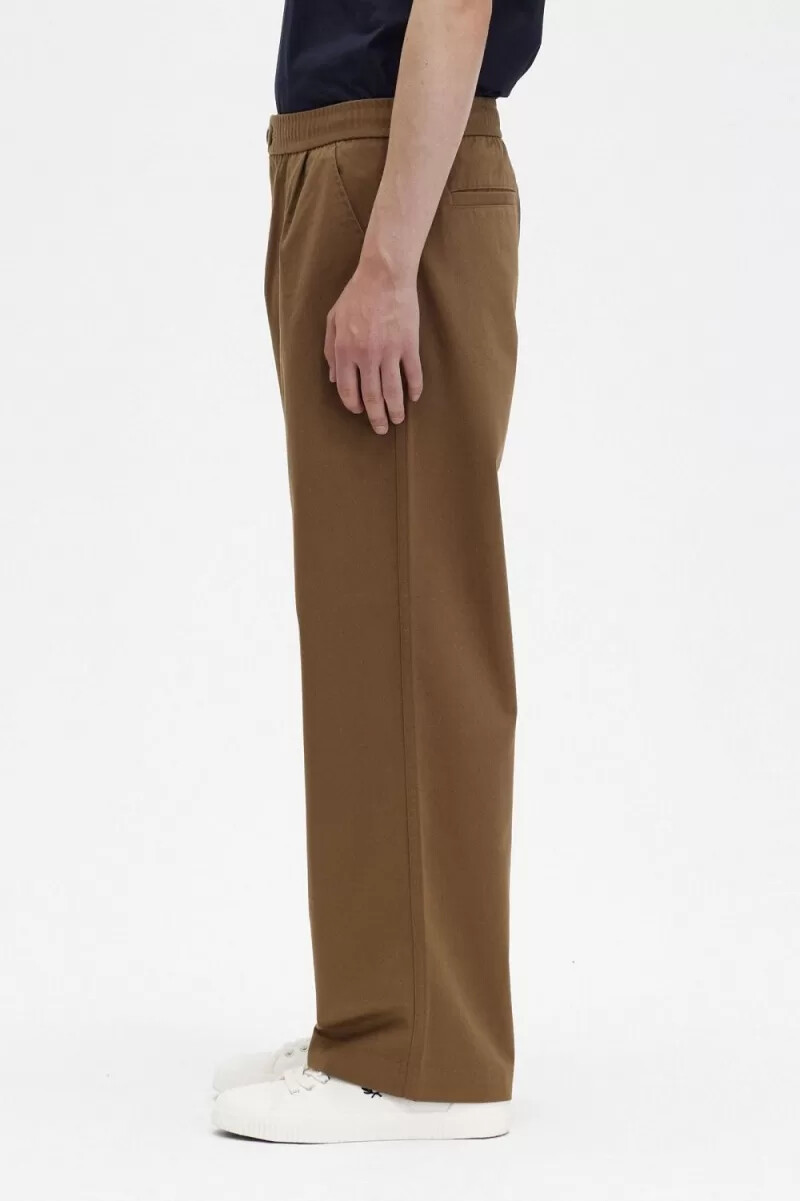 fred perry herrenhose mit weitem bein und kordelzug braun