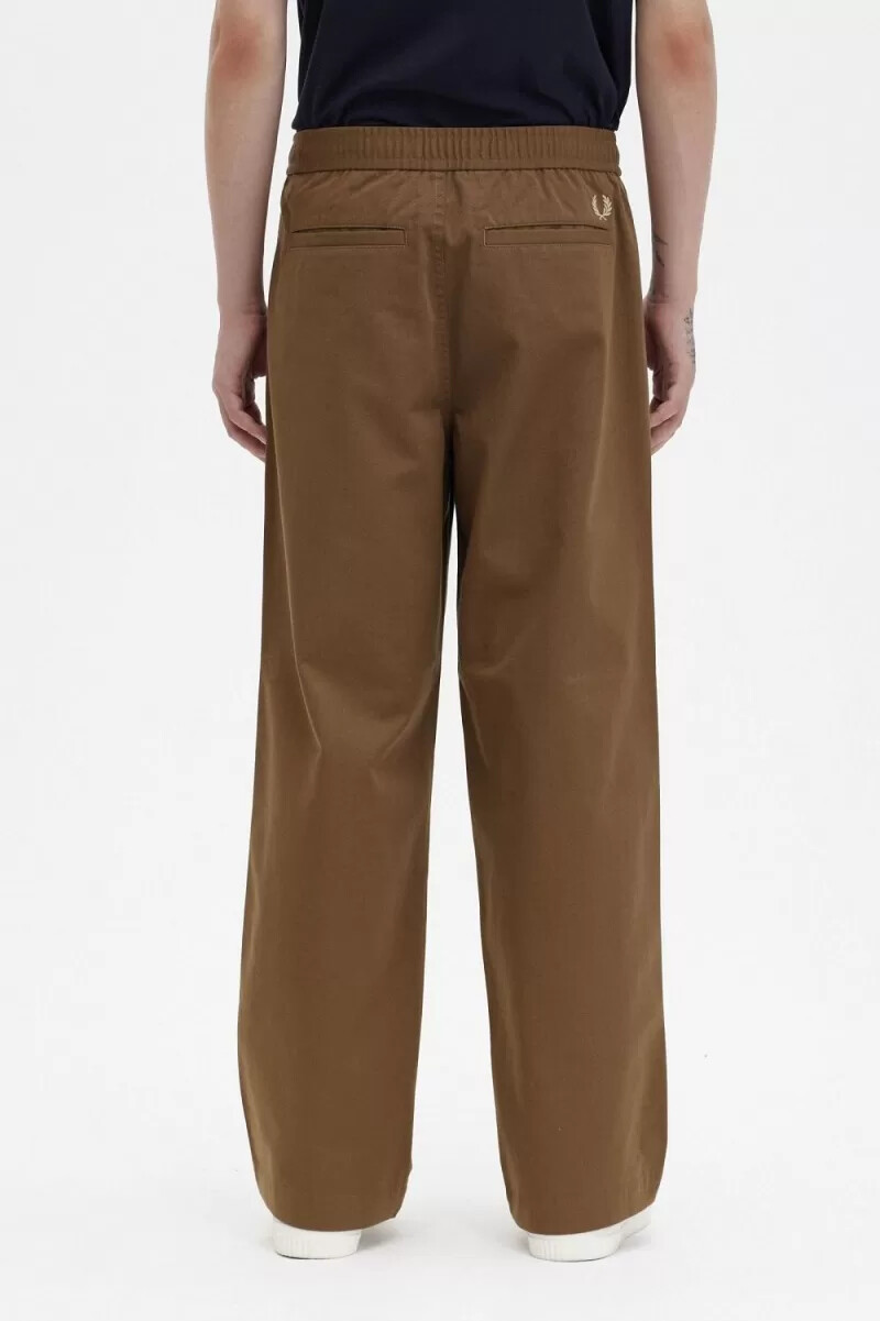 fred perry herrenhose mit weitem bein und kordelzug braun