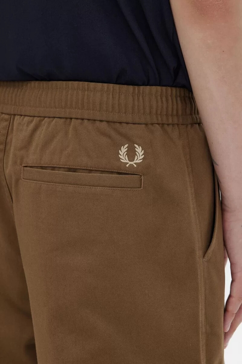 fred perry herrenhose mit weitem bein und kordelzug braun