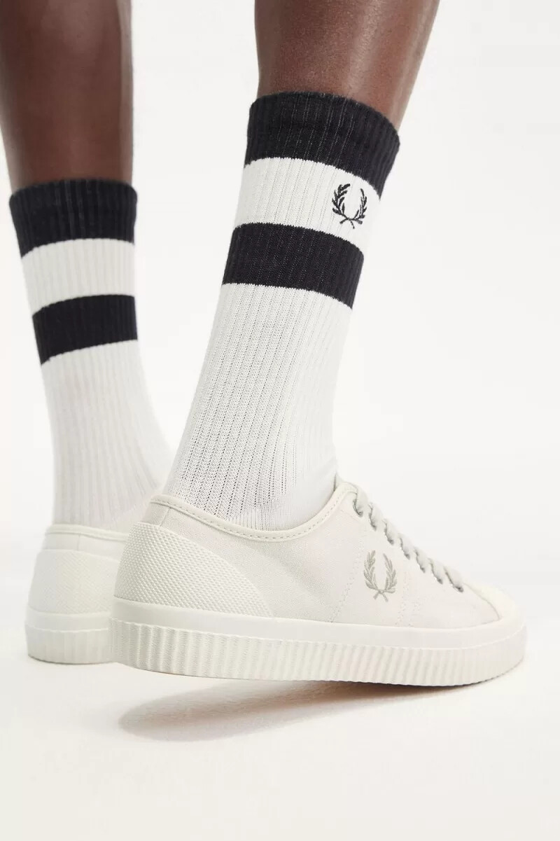 fred perry low hughes herren-sneaker hellbeige haferflocken