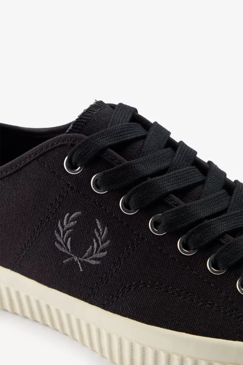 fred perry low hughes herren-sneaker schwarz-gunmetal