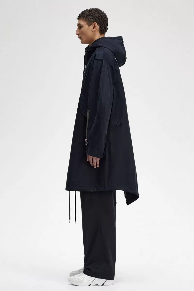 fred perry herrenparka mit aufgedrucktem patch schwarz