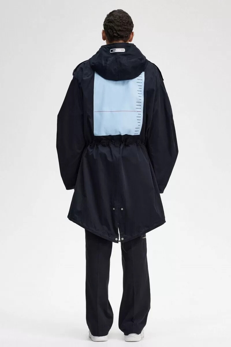 fred perry herrenparka mit aufgedrucktem patch schwarz