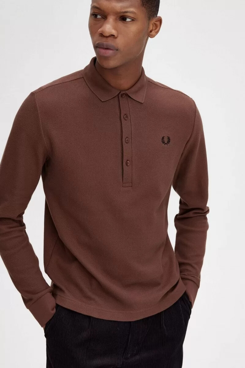 fred perry herren-poloshirt aus baumwolle mit wabenmuster und langen Ärmeln whiskybraun