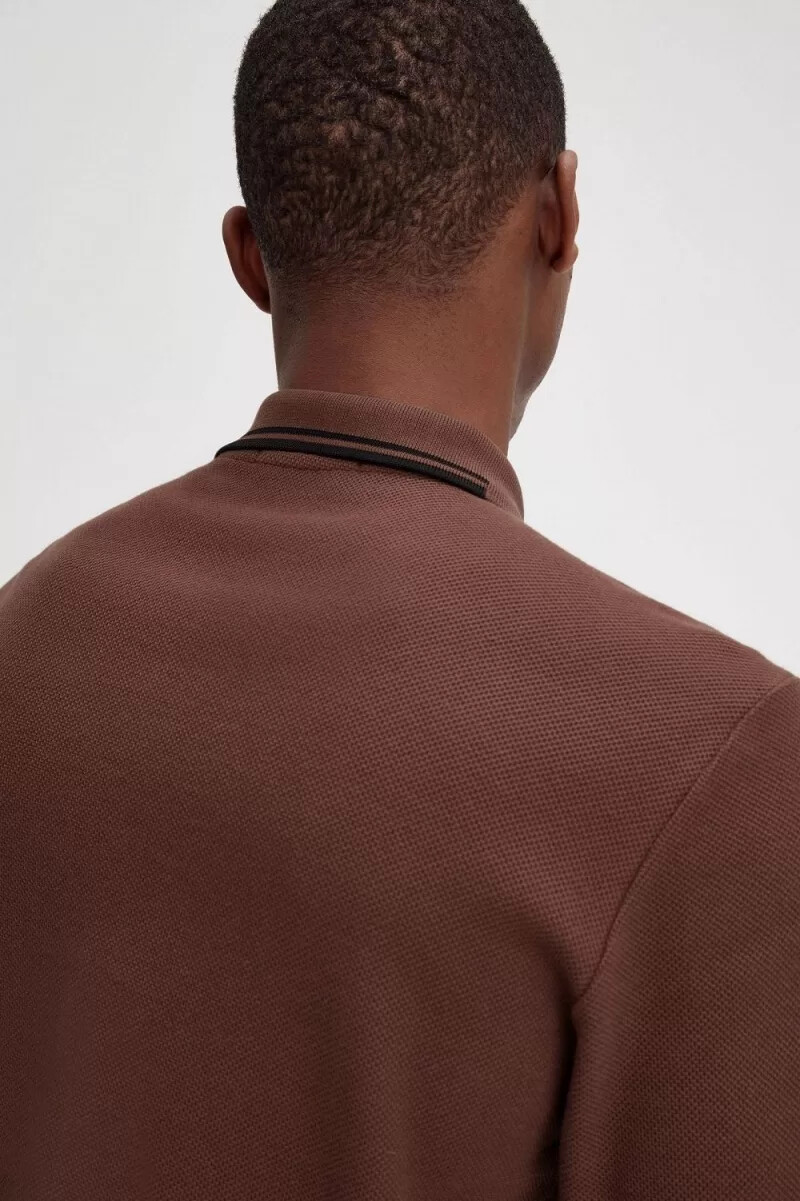 fred perry herren-poloshirt aus baumwolle mit wabenmuster und langen Ärmeln whiskybraun