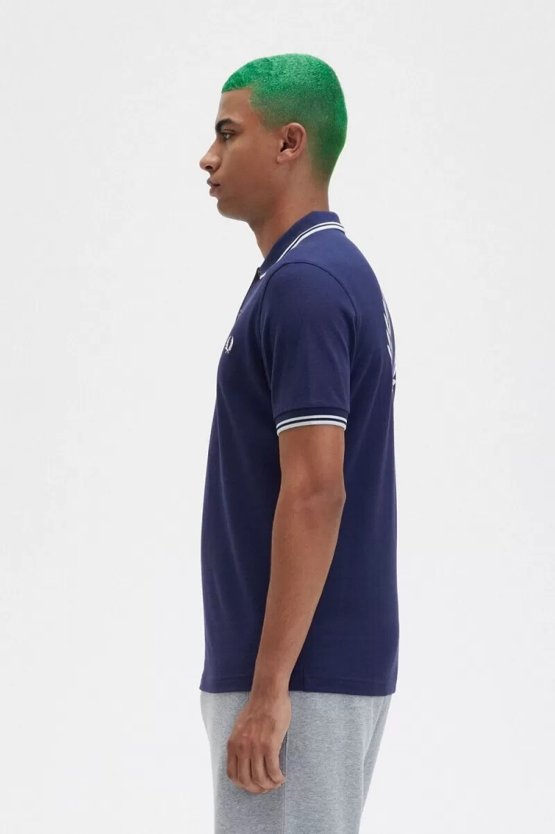 fred perry poloshirt für herren mit rückengrafik farbe französisches marineblau