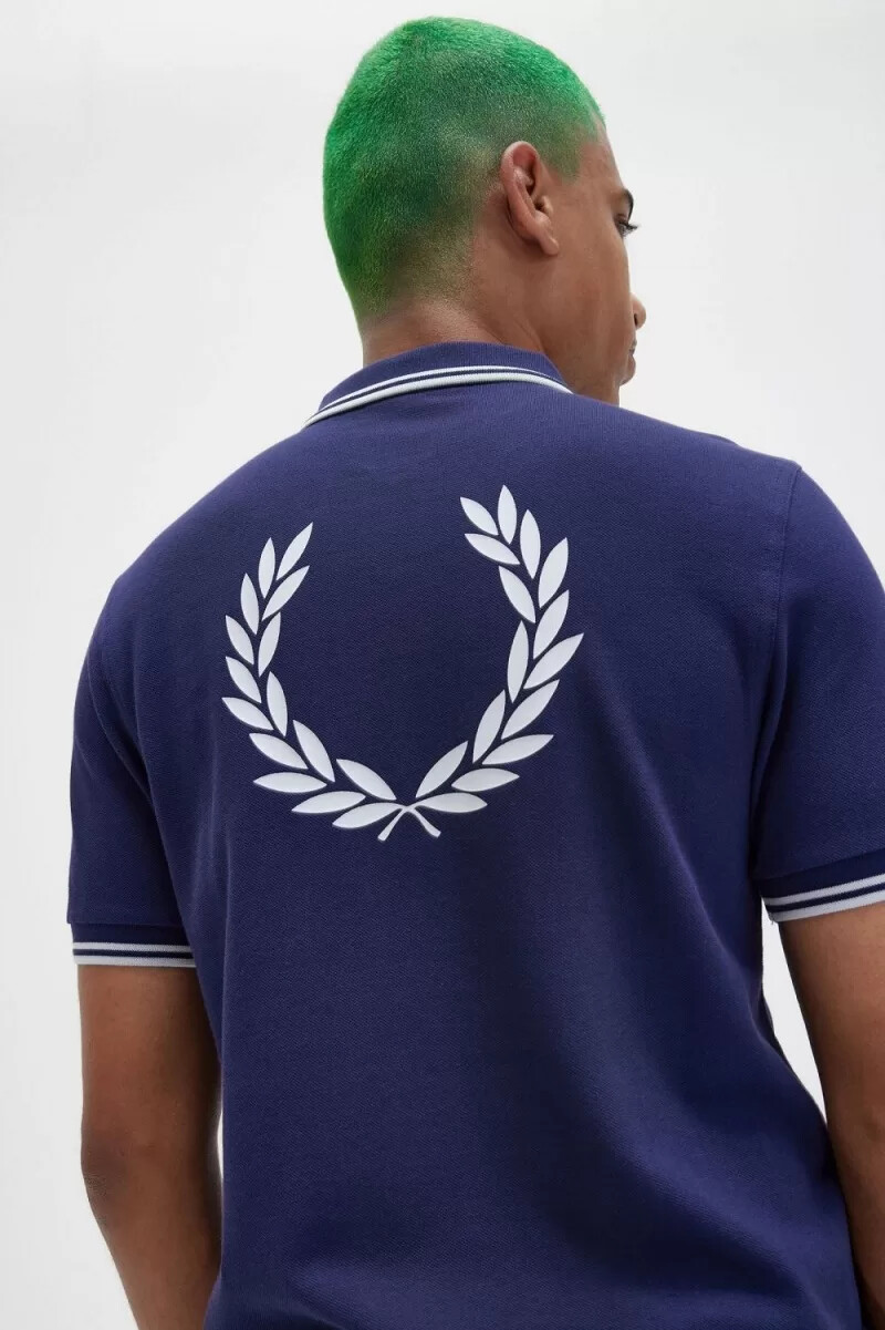 fred perry poloshirt für herren mit rückengrafik farbe französisches marineblau