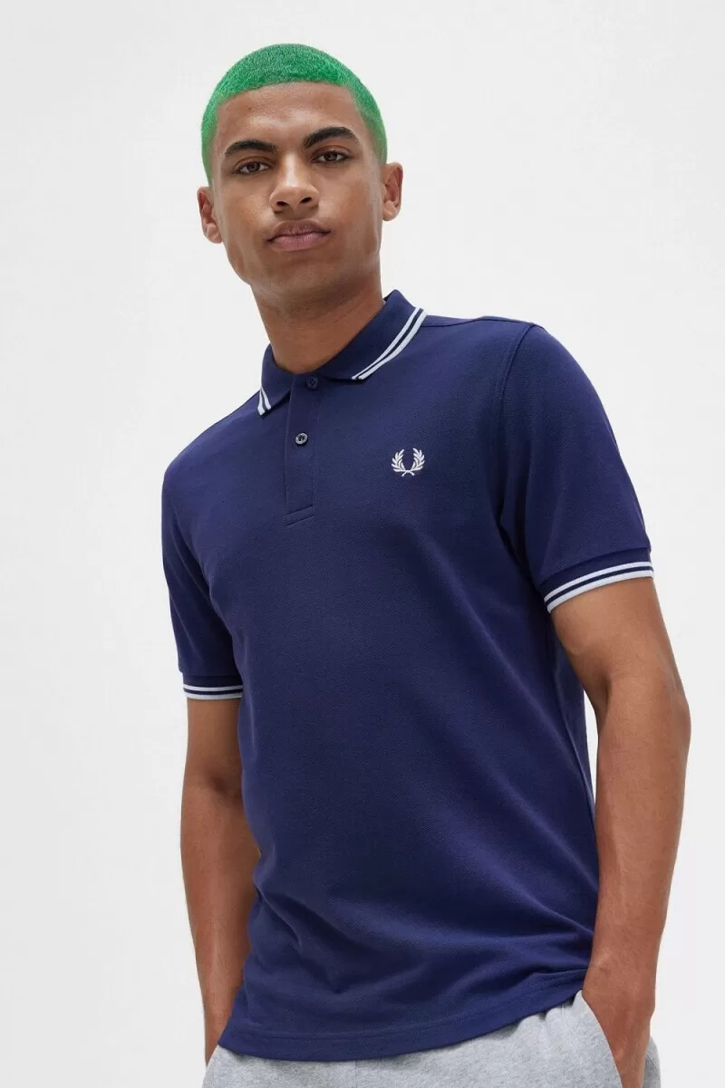fred perry poloshirt für herren mit rückengrafik farbe französisches marineblau