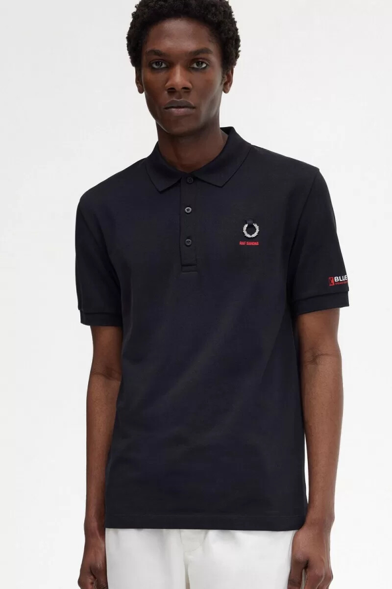 fred perry poloshirt für herren mit bedruckten Ärmeln schwarz