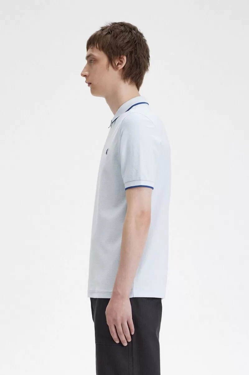 fred perry herren-poloshirt aus krepp-piqué mit reißverschlusskragen hellblau