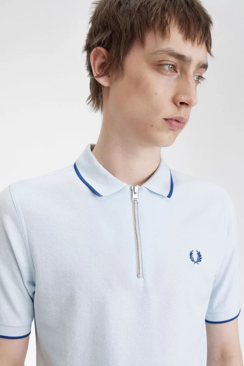 fred perry herren-poloshirt aus krepp-piqué mit reißverschlusskragen hellblau