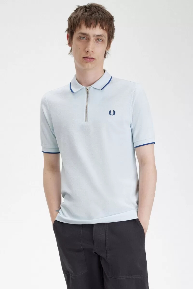 fred perry herren-poloshirt aus krepp-piqué mit reißverschlusskragen hellblau