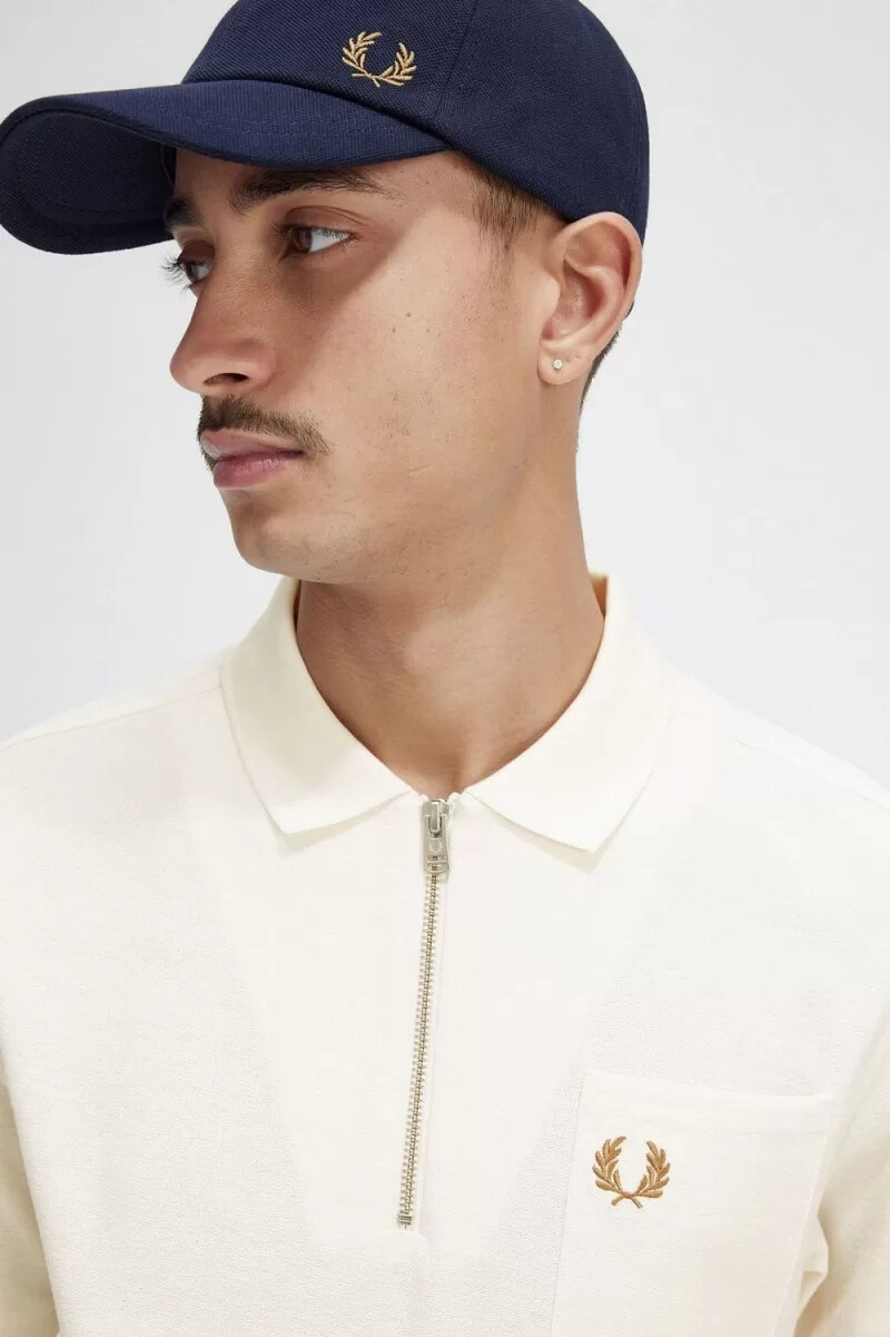 fred perry poloshirt für herren mit strukturierter oberfläche und reißverschlusskragen beige