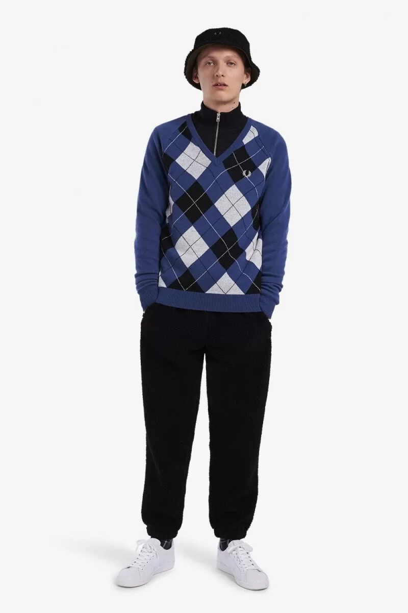 fred perry herrenpullover aus lammwolle mit argyle-muster und v-ausschnitt kobaltblau