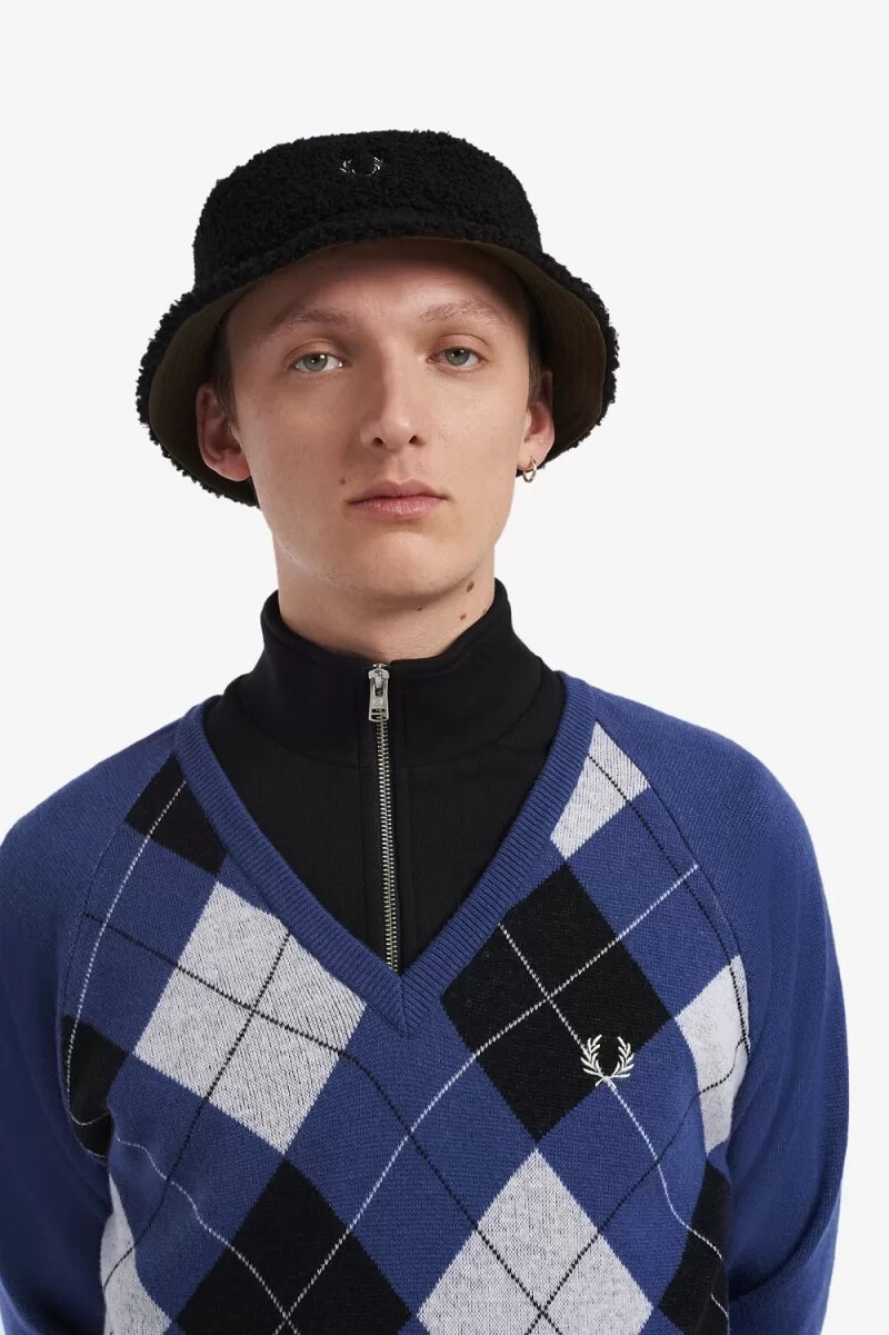 fred perry herrenpullover aus lammwolle mit argyle-muster und v-ausschnitt kobaltblau