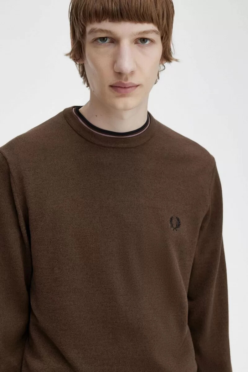 fred perry klassischer herrenpullover mit rundhalsausschnitt farbe burnt tobacco