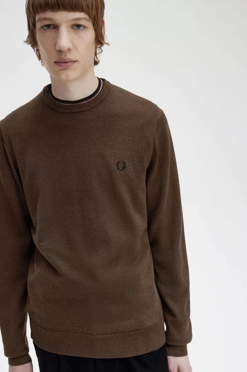 fred perry klassischer herrenpullover mit rundhalsausschnitt farbe burnt tobacco