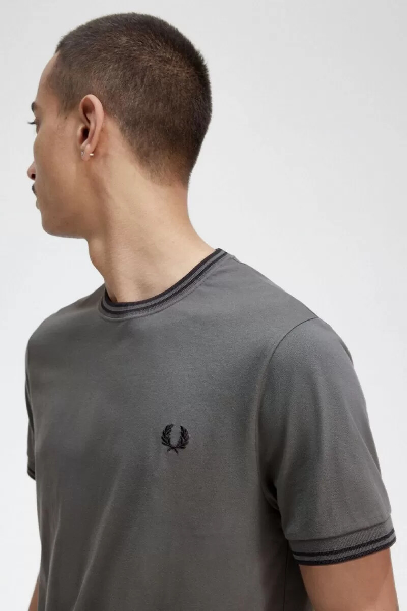 fred perry twin tipped herren-t-shirt feldgrün