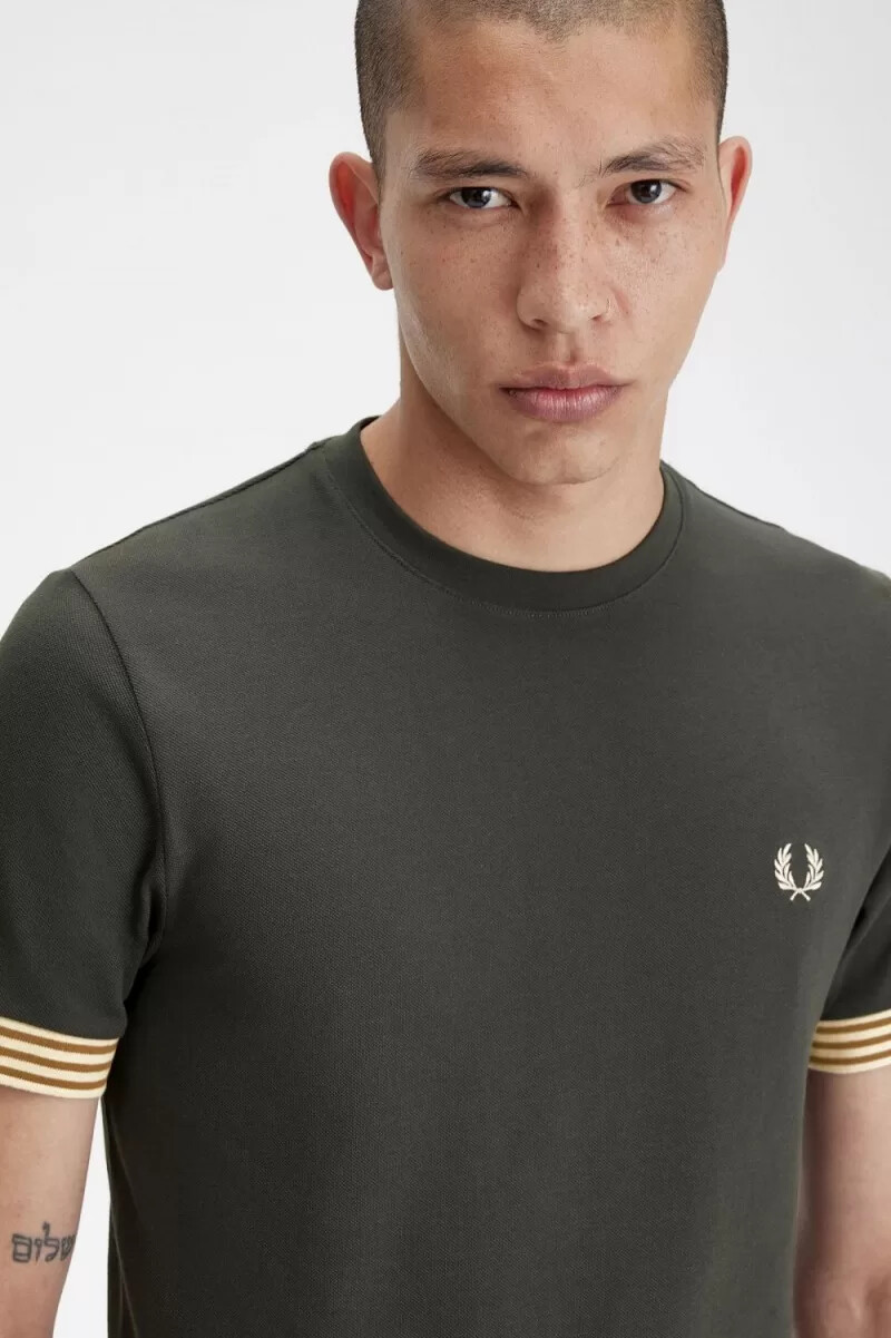 fred perry herren-t-shirt mit streifenbündchen feldgrün
