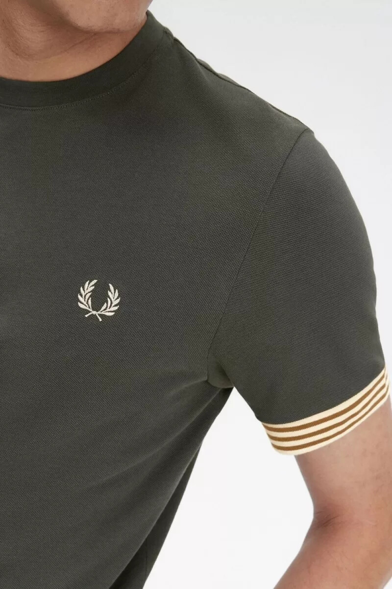 fred perry herren-t-shirt mit streifenbündchen feldgrün