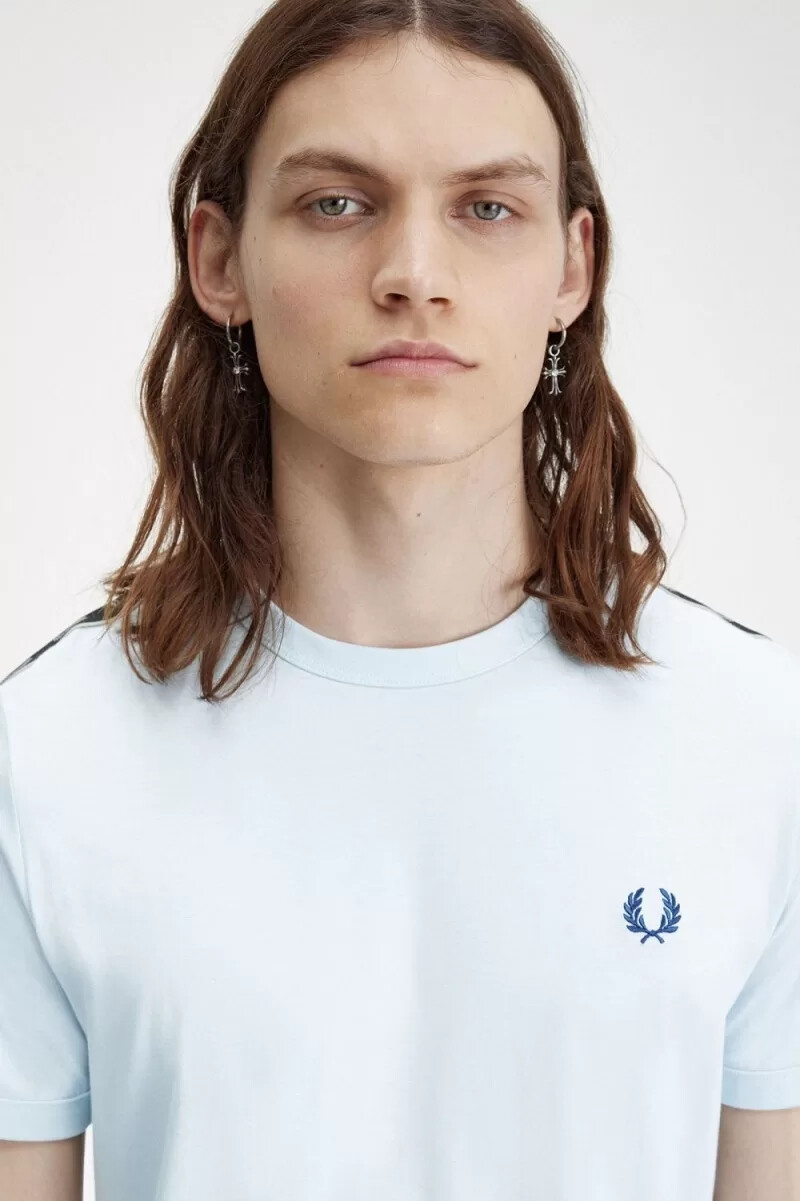 fred perry herren-t-shirt mit kontrastband hellblau warmgrau