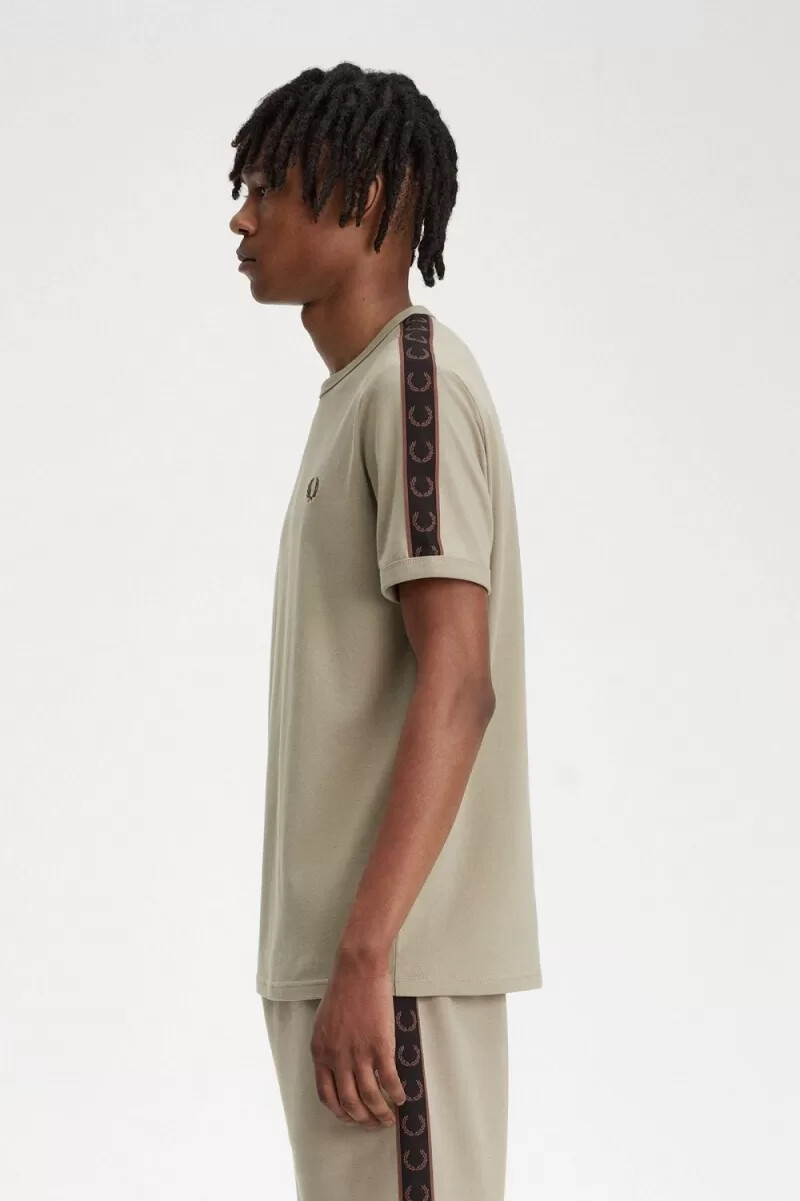fred perry herren-t-shirt mit kontrastband warmgraudunkelrot