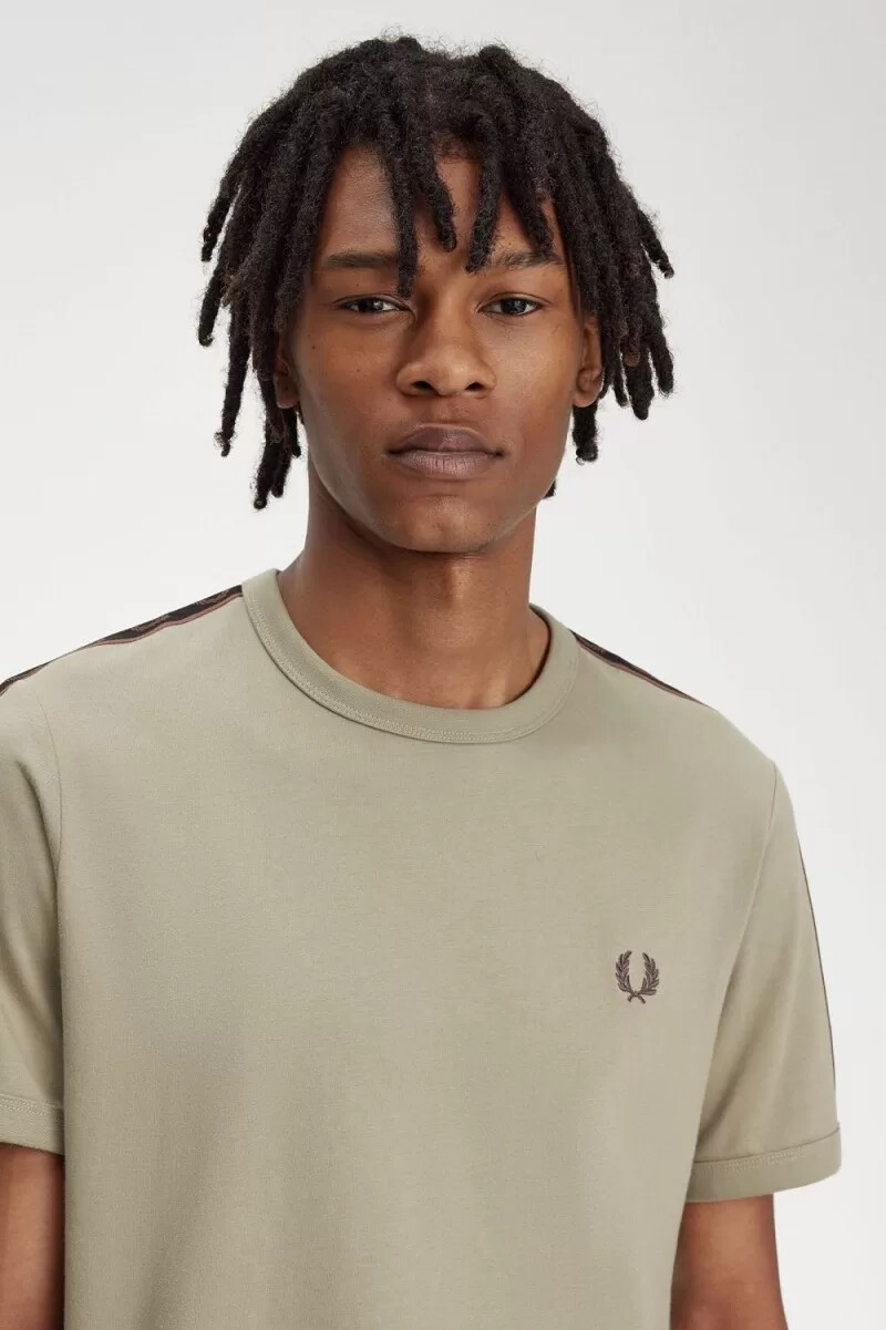 fred perry herren-t-shirt mit kontrastband warmgraudunkelrot