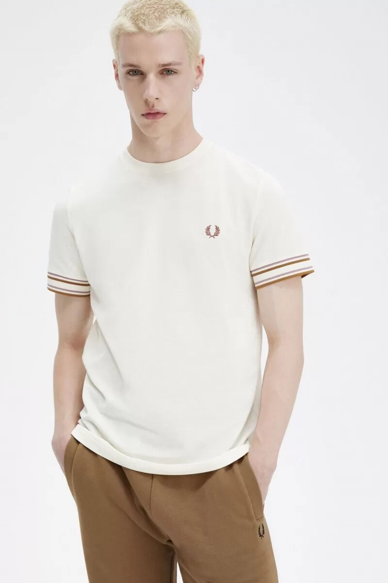 fred perry herren-t-shirt mit auffälliger piqué-decke beige