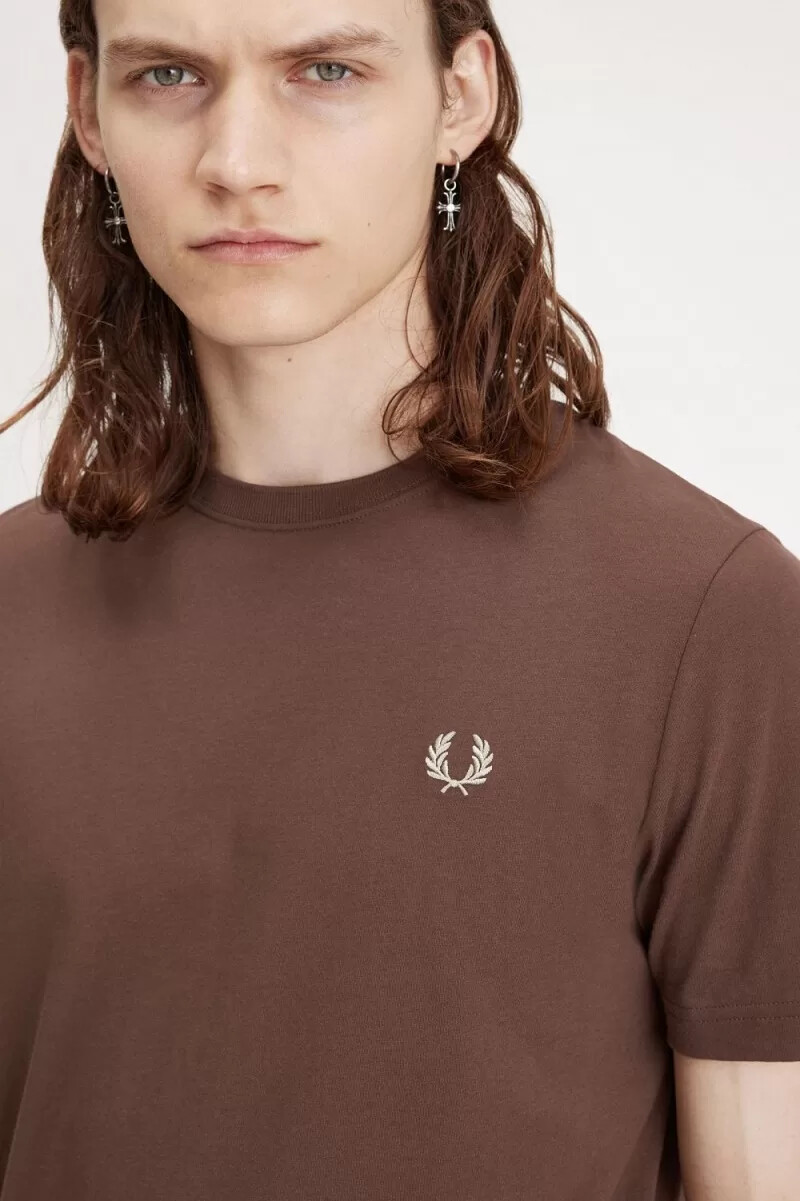 fred perry herren-t-shirt mit rundhalsausschnitt dunkelrot warmgrau