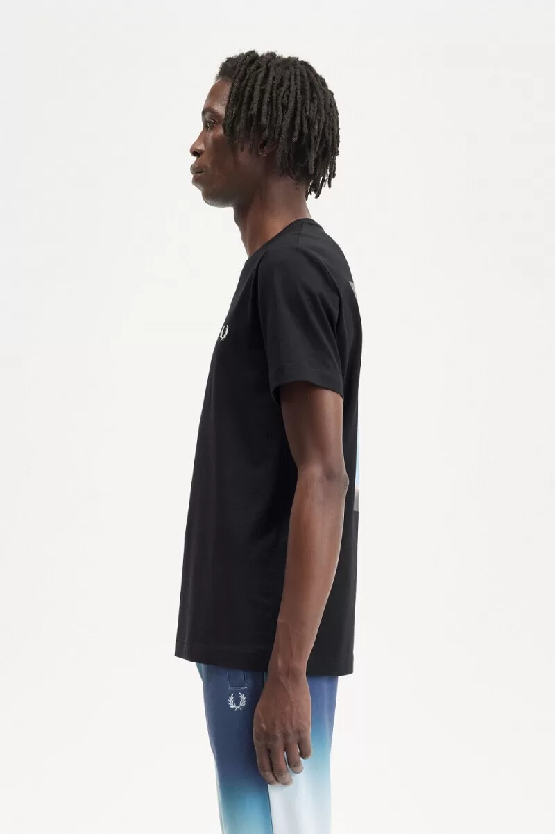 fred perry herren-t-shirt mit abstraktem grafikmuster schwarzweiß