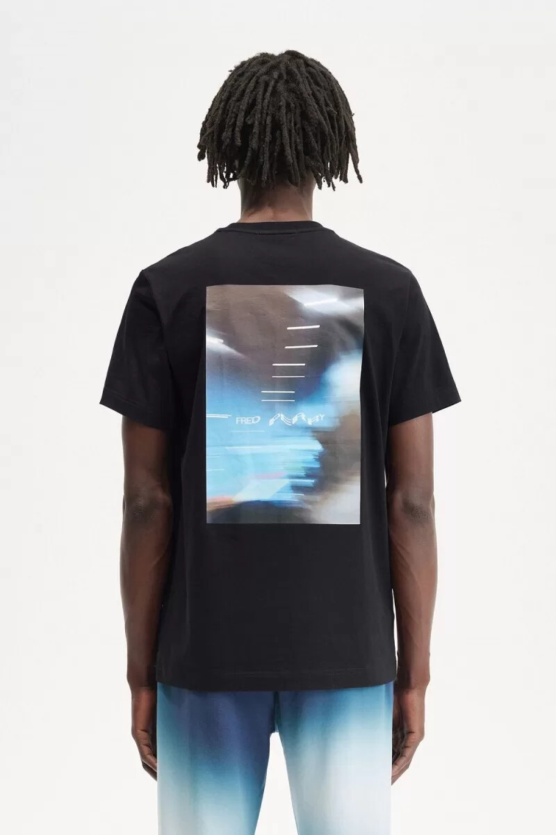 fred perry herren-t-shirt mit abstraktem grafikmuster schwarzweiß